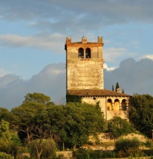 l’antica Torre Viscontea nel Capoluogo, da tempi remoti, svolge la funzione di campanile aservizio della vicina Chiesa Parrocchiale, e che originariamente nella cella campanaria eranoinstallati n° 6 bronzi di diverse dimensioni e tonalità;